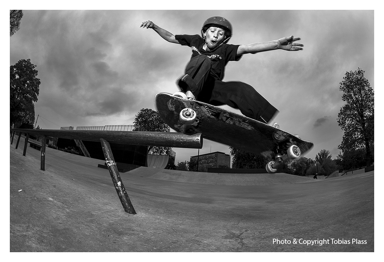 frontside grind on railing photo Tobias Plass